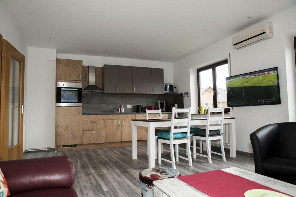 Exklusive Ferienwohnung Mit Balkon, 2 Schlafzimmer Im Haus Sertuerner アインベック エクステリア 写真